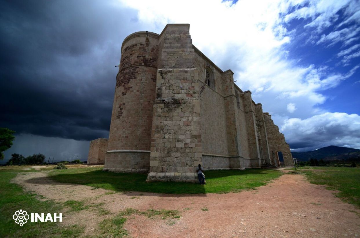 El conjunto conventual de Santo Domingo en Yanhuitlán, Oaxaca, fue construido por la orden dominica durante el siglo XVI.